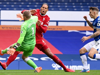 ވެން ޑައިކަށް އެވަޓަނުގެ ގޯލްކީޕަރު ޖޯޑަން ޕިކްފޯޑް ކުރި ނުރައްކާތެރި ޓެކުލް