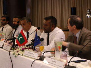 ރާއްޖޭގައި ފުރަތަމަ ފަހަރަށް ބާއްވާ އީޔޫ ބިޒްނަސް ރައުންޑް ޓޭބަލް ބައްދަލުވުމުގައި އިކޮނަމިކް މިނިސްޓަރު ފައްޔާޒު އިސްމާއިލު (މ) ޔޫރަޕިއަން ޔޫނިއަން އިން ރާއްޖެއަށް ކަނޑައަޅުއްވާފައި ހުންނަވާ ސަފީރު