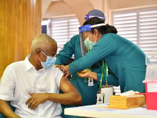 ރައީސުލްޖުމްހޫރިއްޔާ އިބްރާހިމް މުހައްމަދު ޞާލިޙް ވެކްސިން ޖައްސަވަނީ،