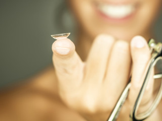 ކޮވިޑް-19: ޑޮކްޓަރުން ލަފާދެނީ ކޮންޓެކްޓް ލެންސް ބޭނުންކުރާ ފަރާތްތަކުން އައިނު އެޅުމަށް