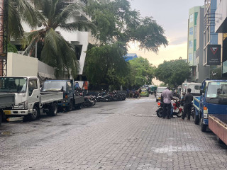 މާލެސިޓީ ލޮކްޑައުން ކުރުމާއި ގުޅިގެން ގިނަ ބަޔަކު ތާށިވެފައިވޭ