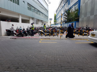 ޓްރެފިކް ފުލުހުން: ޕާކު ކުރާނެ ތަން ނެތި، ސްޓިކާ ޖަހަމުންދާތީ ރައްޔިތުން ދަނީ ކަންބޮޑުވުން ފާޅުކުރަމުން