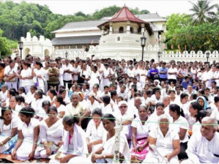 ލަންކާގެ މުސްލިމުން ގިނަ ކެންޑީގައި ބަޔަކު ހަޅުތާލުކުރަނީ