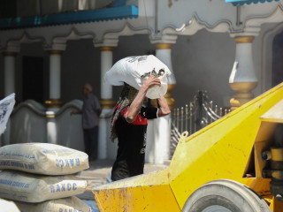 ބިދޭސީ މަަސައްކަތްތެރިއެއް: ޕޮޒިޓިވްވީ މީހުންގެ ތެރޭގައި ތޮއްޖެހިގެން ދިރިއުޅޭ ބިދޭސީން ހިމެނޭ