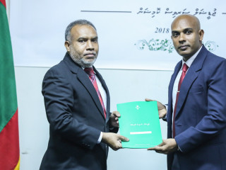 ފަނޑިޔާރު ހަސަން އަލީ (ކ) އަދި ސުޕްރީމް ކޯޓުގެ ފަނޑިޔާރު އަދި ޖޭއެސްސީގެ ރައީސް އަބްދުﷲ އަރީފް (ވ)