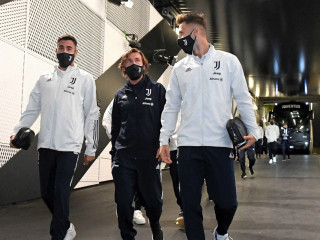 ނާޕޮލީއާ ދެކޮޅަށް ކުޅެން އޮތް މެޗަށް ޔުވެންޓަސްގެ ކުޅުންތެރިން ދަނޑަށް ހާޒިރުވަނިކޮށް