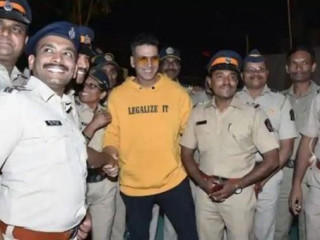 ކޮވިޑް 19 ގެ ސިމްޓަމްސް ދެނެގަންނަ 1000 ބޭންޑް މުމްބައި ފުލުހަށް އަކްޝޭ ހަދިޔާކޮށްފި