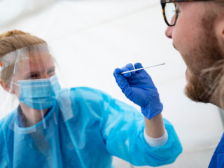 މީހެއްގެ ސާމްޕަލް ނެގުމުގައި އޮފިޝަލަކު ހަރަކާތްތެރިވަނީ