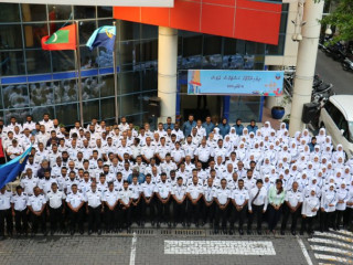 ކަސްޓަމްސްގެ މައި އޮފީސް ސަރަހައްދުގައި، ކަސްޓަމްސްގެ މުވައްޒަފުން އެތުރިލައިގެން: ލޯކަލް ކައުންސިލްތަކުގެ އިންތިހާބުގައި ވާދަކުރުމުގެ ސަބަބުން ވަޒީފާ ގެއްލުނު ކަސްޓަމްސްގެ މުވައްޒަފުންނަށް ވަޒީފާ ލިބ