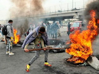 މުޒާހަރާގެ ބައިވެރިން މަގު ބަންދުކޮށް ތަންތަނުގައި ރޯކުރަނީ