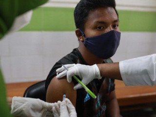 ބަންގްލަދޭޝްގެ ހޮސްޕިޓަލެއްގައި ކޮވިޑް-19 އަށް ވެކްސިން ޖަހަނީ