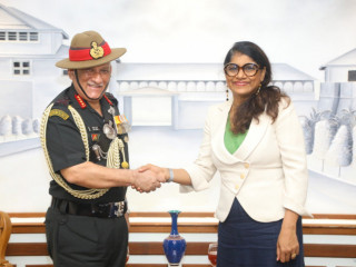 ޑިފެންސް މިނިސްޓަރު މާރިޔާ އަދި އިންޑިއާގެ ޗީފް އޮފް ޑިފެންސް ބިޕިން ރަވަތް