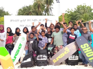 ގޮއިދޫ ޒުވާނުންނަށް ކައިޓް ސާފިންގ ކިޓް ހަދިޔާކޮށްފި