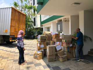 ޭއިންޑިއާ އަށް ފޮނުވި ކެއަރޕެކޭޖްތައް ހަވާލުކުރުމަށް އެމްބަސީގެ މުވައްޒަފުން ހަރަކާތްތެރިވަނީ