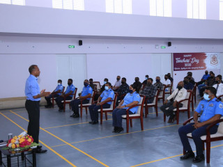 ކޮމެޝަނަރ އޮފް ޕޮލިސް މުޙައްމަދު ހަމީދު އައްޑޫ ޕޮލިސް އެކެޑެމީގައި ހަރަކާތްތެރިވާ ފުލުހުންނާ ބައްދަލުކުރައްވަނިކޮށް