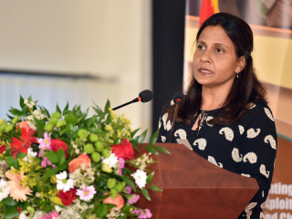 ރައީސުލްޖުމްހޫރިއްޔާގެ އަނބިކަނބަލުން މެޑަމް ފަޒްނާ އަހުމަދު މޯލްޑިވްސް ވުމެން އިން ޕޮލިސިންގ އެންޑް ޕްރޮޖެކްޓް ގާރޑިއަން ރަސްމިއްޔާތުގައި ވާހަކަ ދައްކަވަނީ