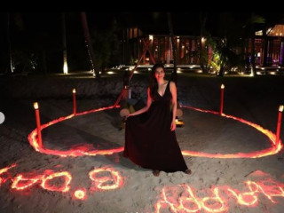 ކަރިޝްމާ ރާއްޖޭގައި ޗުއްޓީ ހޭދަކުރަމުންދަނީ
