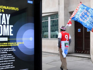 އިނގިރޭސިވިލާތުގެ މަގެއްގެ މަތީގައި މީހަކު ހިނގާފައިދަނީ