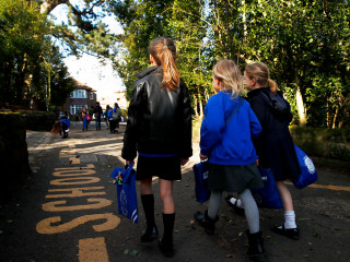 އިނގިރޭސިވިލާތް: ދަރިވަރުން ސްކޫލްއަށް ދިއުމުގެ މަގުމަތީގައި