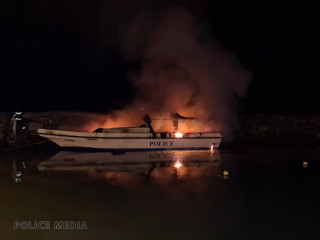 ލ. ގަމު ބަނދަރުގައި އަޅާފައި އޮތް ފުލުހުންގެ ލޯންޗުގައި ރޯކޮށްލާފައި