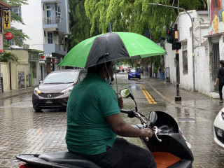 ވިއްސާރަ ދުވަހެއްގައި މީހަކު ކުޑައެއް ނަގައިގެން ސައިކަލެއްގައި ދަތުރު ކުރަނީ