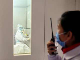 ސިންގަޕޫރުގައި ކޮރޯނާ އެލަރޓް އޮރެންޖަށް: ޗައިނާއާ ގުޅުމެއް ނެތިވެސް ކޮރޯނާވައިރަސް ފެތުރެނީ!