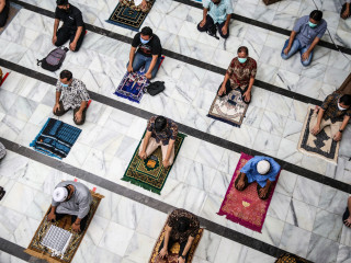 ހުކުރު ދުވަހު ޖަކާޓާގެ މިސްކިތްތައް އަލުން ހުޅުވާ ހުކުރު ދުވަހުގެ ހުކުރު ނަމާދު ކުރަމުންދަނީ