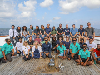 ރިސާޗްގެ ބައިވެރިންނާއި އެކު ފިޝަރީޒް މިނިސްޓަރު ޒަހާ ވަހީދު ފޮޓޯ އަކަށް ހުއްޓިލައިގެން