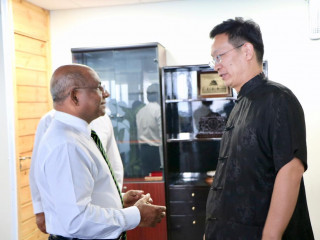 ޗައިނާ އިން ރާއްޖެ އަށް ކަނޑައަޅުއްވާފައި ހުންނަވާ ސަފީރު ޒަންގް ލިޖޯންގް އަދި ފޮރިން މިނިސްޓަރ އަބްދުﷲ ޝާހިދު