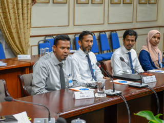 އޮޑިޓަރ ޖެނެރަލް ހަސަން ޒިޔާތު އާއި އެސިސްޓަންޓް އޮޑިޓަރ ޖެނެރަލް އިބްރާހީމް އައިމަން، މަޖިލީހުގެ ކޮމެޓީއެއްގައި--