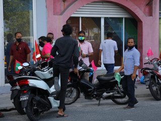 ޕްރޮގްރެސިވް ޕާޓީ އޮފް މޯލްޑިވްސް އޮފީސް ކުރިމަތީ އިދިކޮޅު ސަޕޯޓަރުން އެޗްޕީއޭގެ ގައިޑްލައިނާއި ހިލާފަށް އެއްވެފައި ވަނިކޮށް
