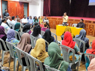 އަހުމަދިއްޔާ ސްކޫލުގައި ބޭއްވި ބައްދަލުވުމުގައި ނަޝީދު ވާހަކަފުޅުދައްކަވަނީ