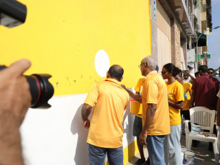 ރައީސް ޞާލިހު އާއި ރައީސް ނަޝީދު. ލޯކަލް ކައުންސިލްތަކުގެ އިންތިހާބުގައި އެމްޑީޕީން ބޭނުންކުރާ \"ރަށްވެހި ފަތިސް\" ޕޯސްޓަރު، އެމްޑީޕީގެ މައި ހަރުގެ ފާރުގައި ކުރަހައި ކުލަ ޖައްސަވައި ދެއްވަނީ