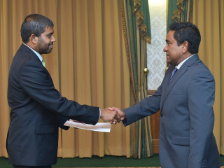 ނޭޝަނަލް އިންޓަގްރިޓީ ކޮމިޝަނުގެ މެމްބަރު ކަމުގެ ލިޔުން އަމީންއާ ކުރީގެ ރައީސް ޔާމީން ހަވާލު ކޮށްދެއްވަނީ (ފައިލް ފޮޓޯ): އެންއައިސީން ގާނޫނީ ޒިންމާ އަދާކޮށްފައެއް ނުވޭ