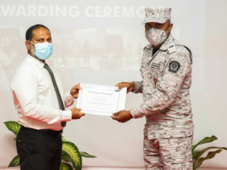 ޕްރިޒަން އޮފިސަރުންނަށް ހިންގި ތިން ޓްރޭނިންގ ޕްރޮގްރާމް ނިންމާލުމުގެ ރަސްމިއްޔާތުގެ ތެރެއިން، މި ރަސްމިއްޔާތު ޝަރަފުވެރި ކޮށްދެއްވީ ހޯމް މިނިސްޓަރ އިމްރާން އަބްދުﷲ