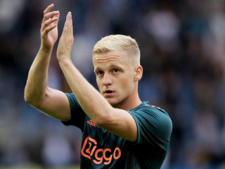 އަޔަކްސްއަށް ކުޅެމުން އައި ނެދަލެންޑްސްގެ މިޑްފީލްޑަރު ޑޯނީ ވެން ޑަ ބީކް