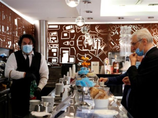 އިޓަލީގައި ފިހާރަތައް ހުޅުވާލުމުން މީހުން ފިހާރަތަކަށް ވިޔަފާރި ކުރަން ނިކުމެ