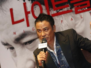 ސްޓޭޖް މަތީ ހުއްޓާ ސައިމަން އަށް ތޫނު އެއްޗަކުން ހަމަލާދީ ޒަހަމް ކޮށްލައިފި