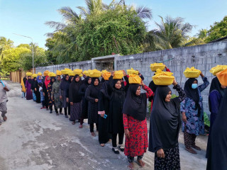 ބަނދަރުގެ މަސައްކަތް ފެށުމުގެ އުފަލުގައި ރަށުގެ ރައްޔިތުން ދިން ފަރިވަޅު ހިފައިގެން ބަނދަރަށް ދަނީ