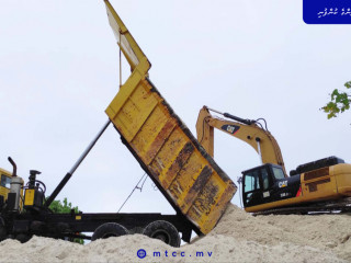 ދ. ހުޅުދެލި ބަނދަރުގެ މަސައްކަތް ކުރިއަށްގެންދަނީ