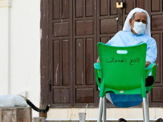 ޖިއްދާގައި މީހަކު މާސްކުއަޅައިގެން