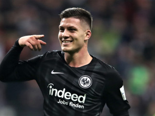 މީގެ ކުރިން އެއިންޓްރެކްޓް ފްރެންކްފަޓަށް ކުޅުނު ސާބިއާގެ ޒުވާން ފޯވާޑް ލޫކާ ޔޮވިޗް