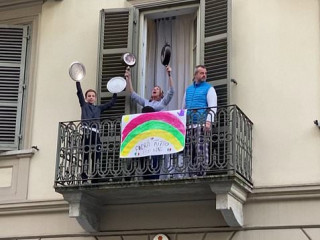 ތުއްތުކުދިންގެ މޫނުތަކަށް އުފާވެރިކަން ގެނެސްދެނީ ތެލިތަށި ހިފައިގެން ކިޔާ ލަވަތަކުން!