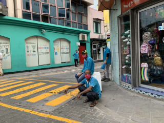 ކޮވިޑް-19 އިން ރައްކާތެރިވުމުގެ ގޮތުން ގިނަ ބަޔަކު އަންނަނީ ބޭރުގައި އުޅޭއިރު މާސްކު އަޅަމުން