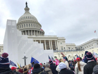 ޓްރަމްޕަށް ދާއީދުކުރާ އެތައް ހާސް ސަޕޯޓަރުންނެއް ވޮޝިންގްޓަންގެ މަގުތަކަށް ނުކުމެ ކުރިޔަށްގެންދާ މުޒާހަރާގެ ތެރެއިން