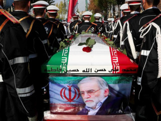 މުހްސިން ފަޚްރީޒާދޭގެ ޖަނާޒާގެ ތެރެއިން. އިރާނުން ބުނަނީ މިކަމުގައި ބައިވެރިވީ ފަރާތްތަކަށް ވަރުގަދަ އަދަބެއް ދޭނެކަމަށް