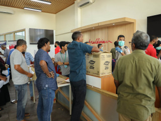 People lined up to send packages to family members in Sri Lanka