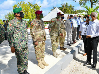 ރައީސް އިބްރާހިމް މުހައްމަދު ސޯލިހު ކައްދޫގައި ކުރިއަށްދިޔަ އަސްކަރީ ތަމްރީނުތަކުގެ ޑެމޮންސްޓްރޭޝަން ބައްލަވާލައްވަނީ