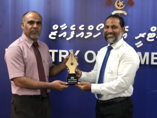 ރަން ގަލަން އަހުމަދު ޒާހިރު (ފެއަރީ) އާއި ހަވާލުކޮށްދެއްވީ ހޯމް މިނިސްޓަރު އިމްރާން އަބްދުﷲ