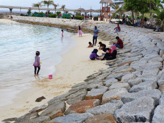 ކުޑަކުދިންތަކެއް އާއިލާއެކު އާޓިފިޝިއަލް ބީޗްގައި ވަގުތު ހޭދަކުރަނީ؛ ކުޑަކުދިންގެ ޢަދުލުގެ ޤާނޫނާއި ކުޑަކުދިންގެ ޙައްޤުތައް ރައްކާތެރިކުރުމުގެ ޤާނޫނު ތަންފީޛުކުރުމުގެ ކަންކަން ކުރުމާގުޅޭގޮތުން ކަމާބެހ